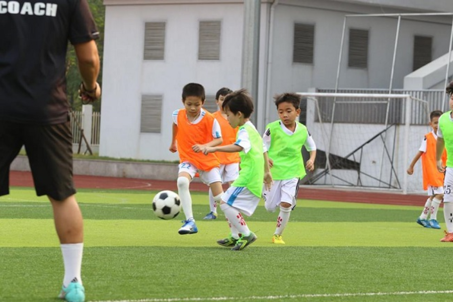 Bé tập đá bóng